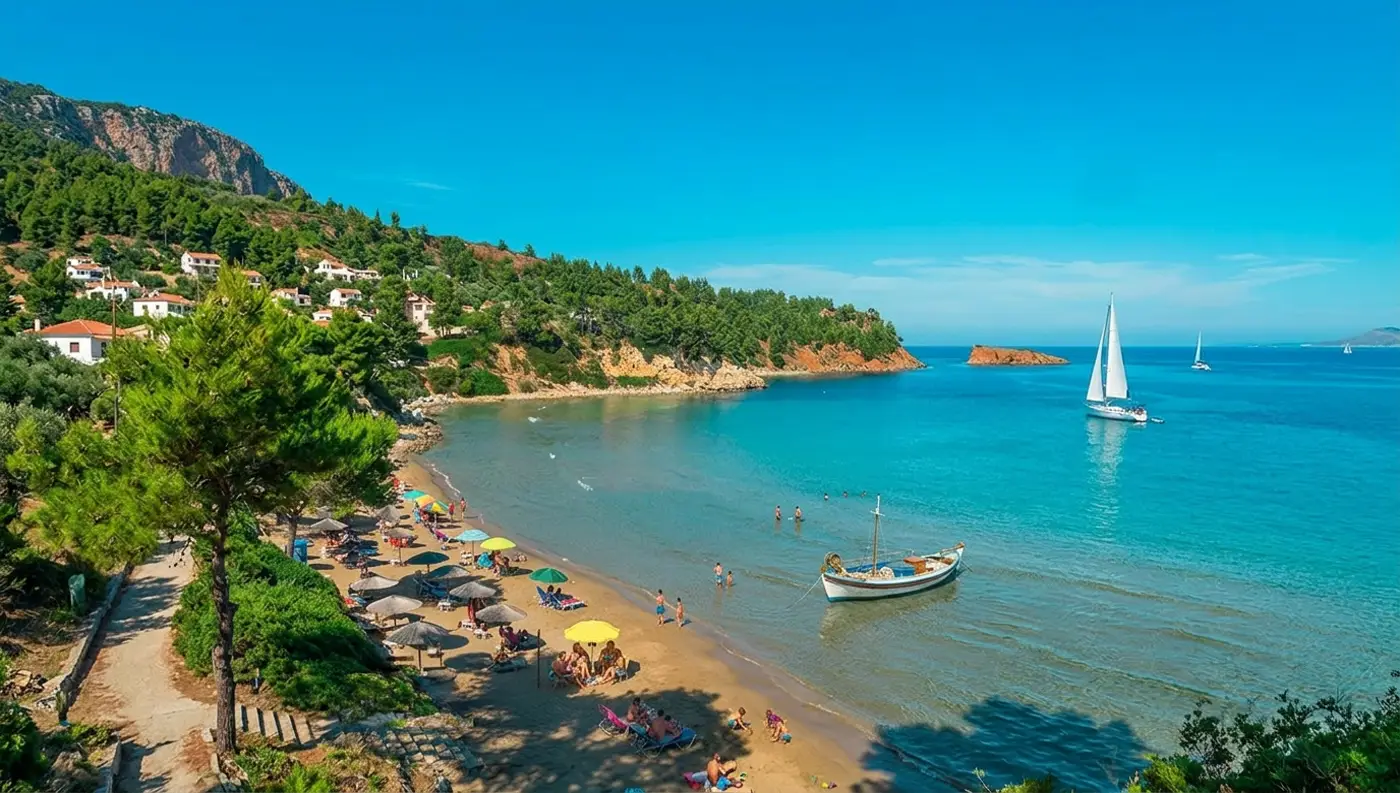 Η παραλία Χρυσή Μηλιά στην Αλόννησο με τα ρηχά, τιρκουάζ νερά και τη χρυσή άμμο, γεμάτη ομπρέλες.