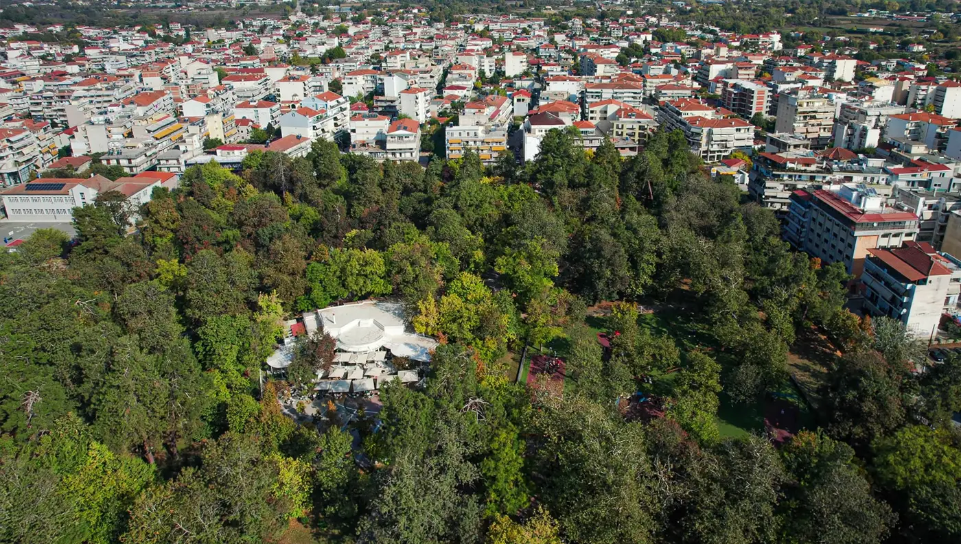 Εναέρια λήψη της πόλης της Καρδίτσας όπου διακρίνονται οι πλατείες, το πάρκο Παυσίλυπο και η Δημοτική Αγορά.