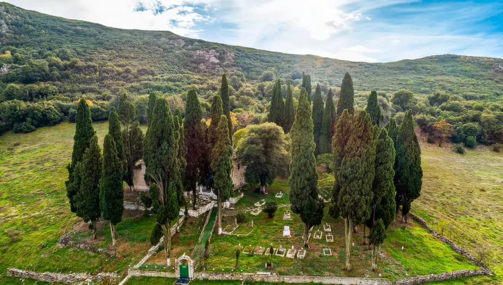 Τα ιστορικά πέτρινα κτίρια και οι θολωτοί τάφοι (μαυσωλεία) στον Τεκέ του Ντουρμπαλή Σουλτάν, κοντά στα Φάρσαλα.