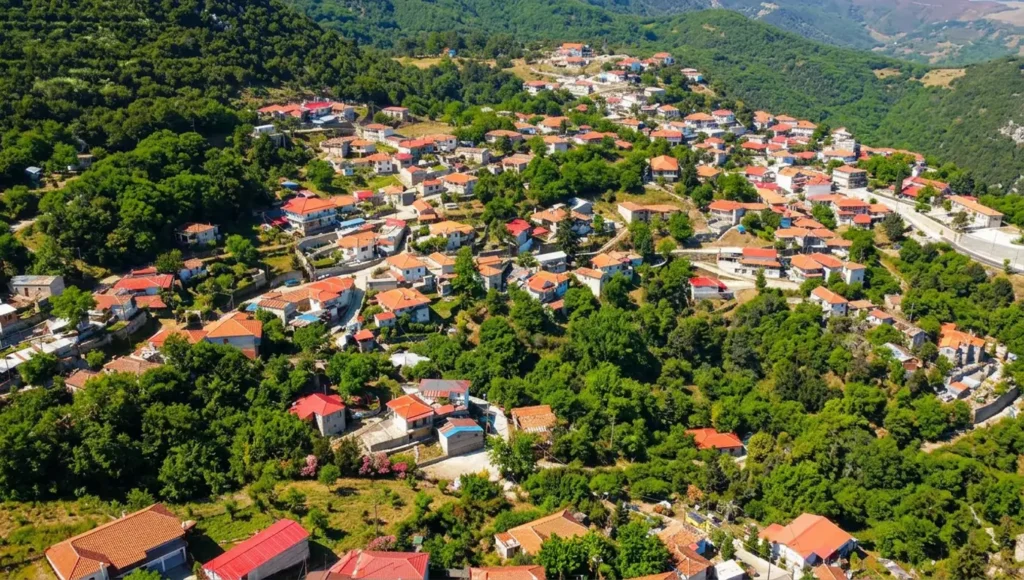 Γενική άποψη του ορεινού χωριού Θραψίμι στην Καρδίτσα ανάμεσα σε καταπράσινες πλαγιές.
