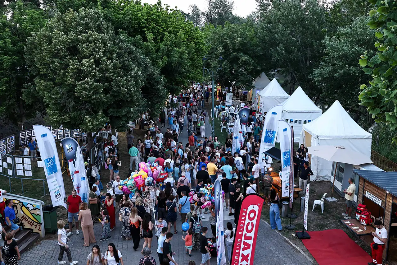 Φεστιβάλ Πηνειού 2026 στη Λάρισα με πλήθος επισκεπτών στις όχθες του ποταμού κατά την έναρξη των εκδηλώσεων.