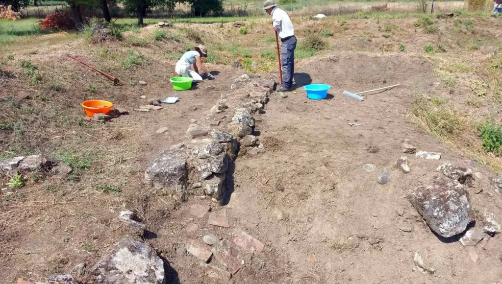 Γενική άποψη των πρόσφατων αρχαιολογικών ανασκαφών στο Πανθεσσαλικό Ιερό της Ιτωνίας Αθηνάς στη Φίλια Καρδίτσας.