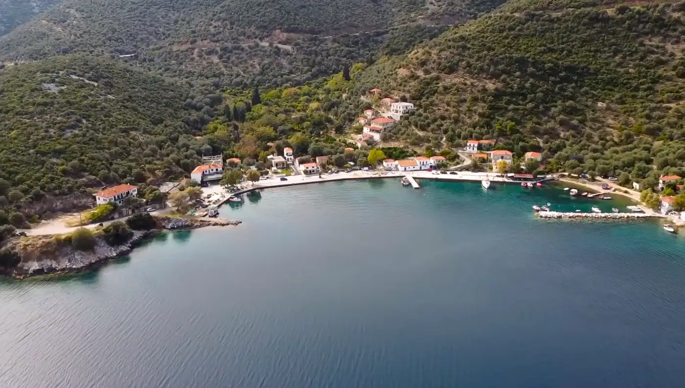 Πανοραμική drone θέα του κλειστού κόλπου και του παραθαλάσσιου οικισμού στις Κόττες του Νοτίου Πηλίου.
