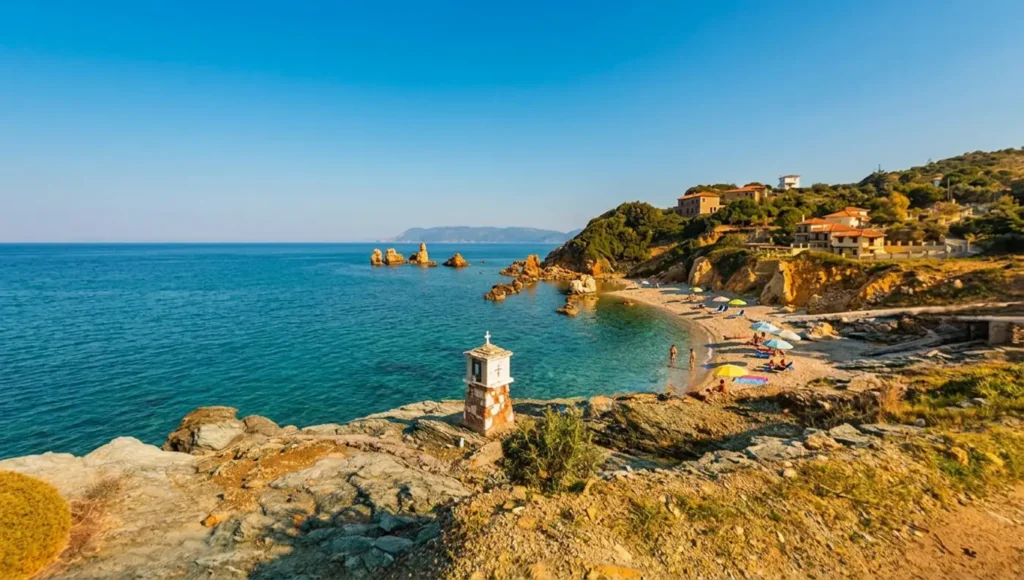 Κρυστάλλινα και ήρεμα νερά στην ανοργάνωτη παραλία του Μουρτιά στο Πήλιο με λίγους λουόμενους και τις δικές τους ομπρέλες.