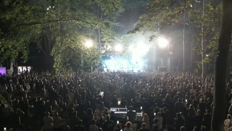 Το εντυπωσιακό stage και το κοινό από προηγούμενη διοργάνωση του Φεστιβάλ Βρύσης Τυρνάβου.