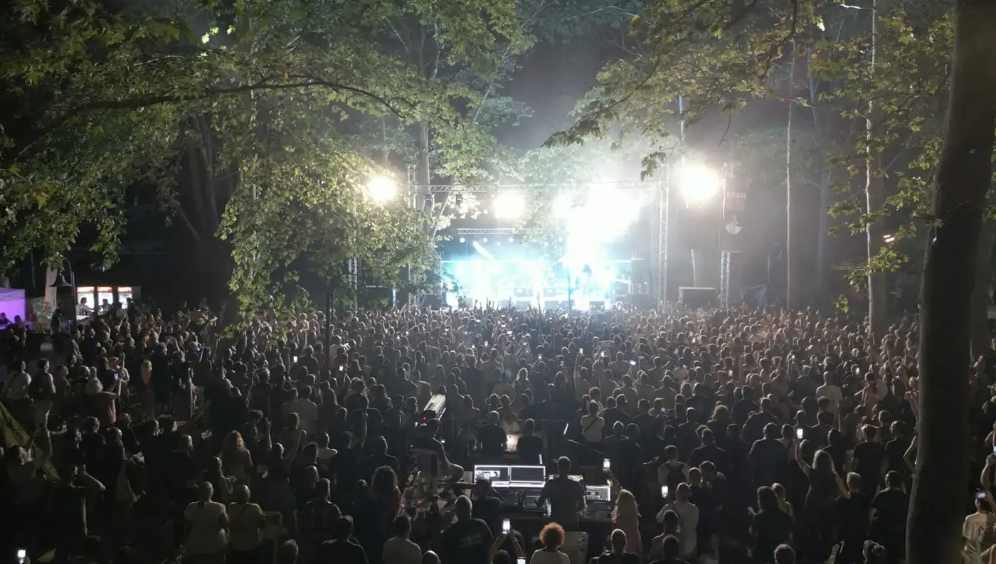 Το εντυπωσιακό stage και το κοινό από προηγούμενη διοργάνωση του Φεστιβάλ Βρύσης Τυρνάβου.