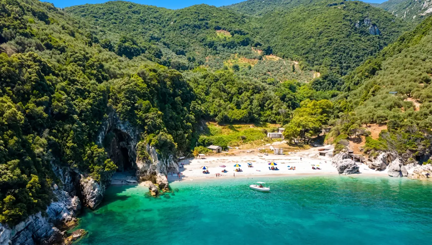 Εναέρια λήψη με drone της παραλίας Λιμνιώνας στο Ανατολικό Πήλιο με τυρκουάζ νερά και εντυπωσιακά βράχια.