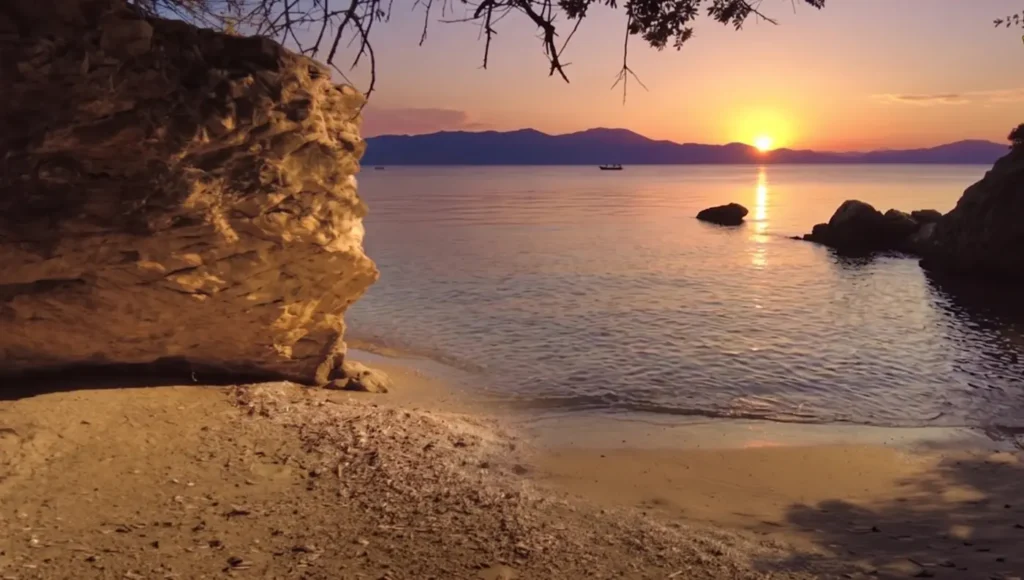 Κοντινό πλάνο στα κρυστάλλινα νερά και τους χαρακτηριστικούς βραχώδεις σχηματισμούς στην άκρη της παραλίας Μάρμαρο.