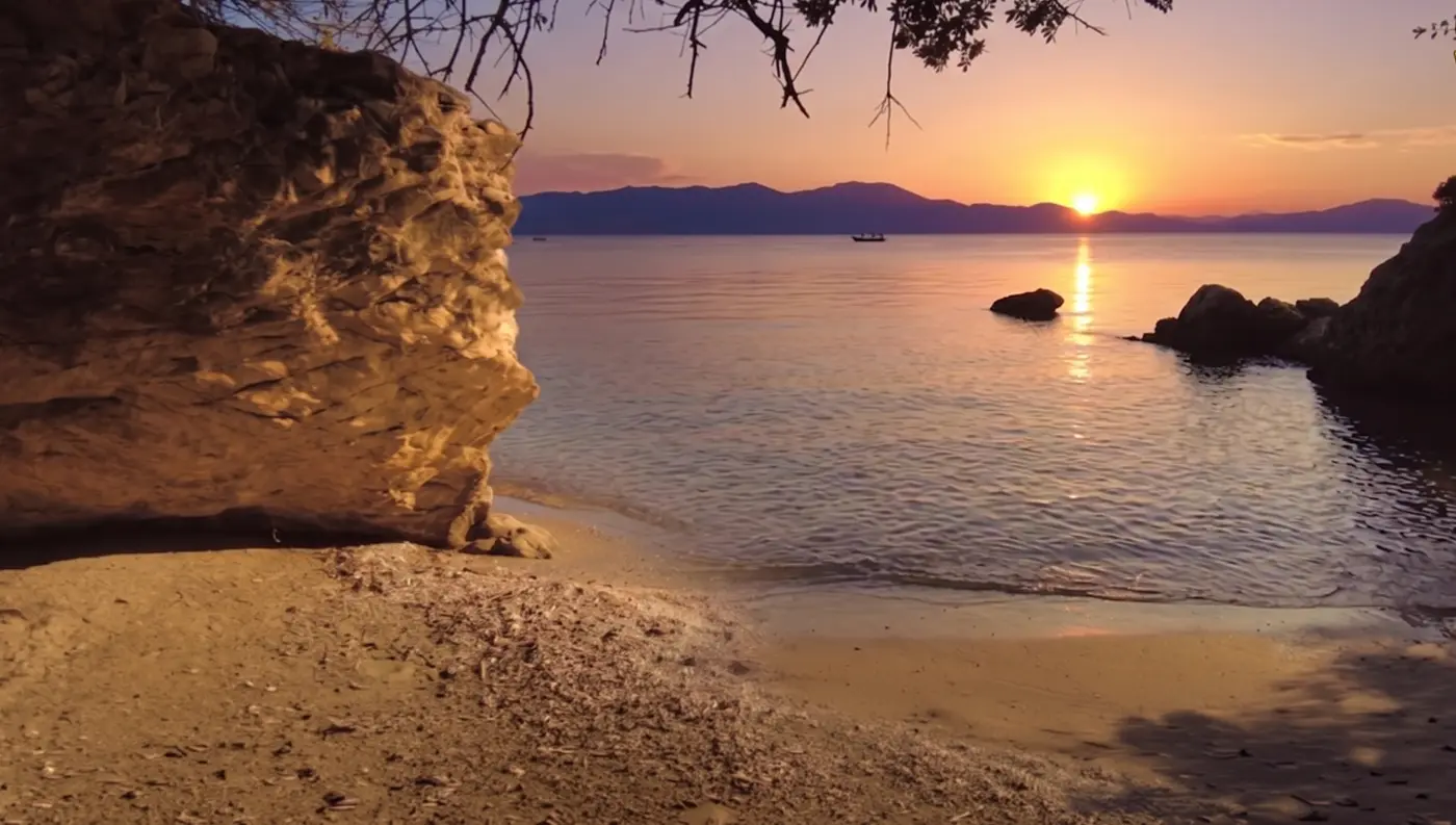 Κοντινό πλάνο στα κρυστάλλινα νερά και τους χαρακτηριστικούς βραχώδεις σχηματισμούς στην άκρη της παραλίας Μάρμαρο.