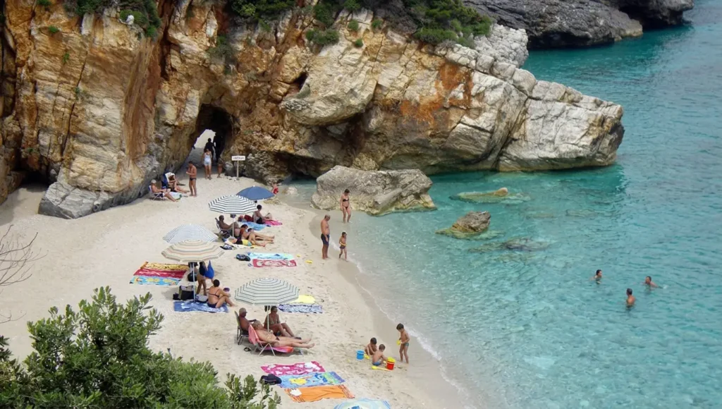 Κοντινή φωτογραφία του βράχου με το φυσικό άνοιγμα στην παραλία Μυλοπόταμος Πηλίου