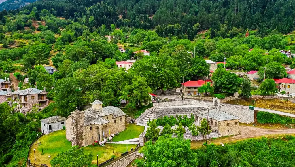 Παραδοσιακή πέτρινη εκκλησία στο Πετρίλο Αργιθέας με φόντο τα βουνά της Πίνδου.