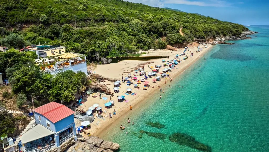 Πανοραμική εναέρια λήψη του Ρακοποτάμου στη Λάρισα, όπου τα νερά του ποταμού εκβάλλουν στα γαλαζοπράσινα νερά του Αιγαίου πελάγους, από τον Ηρακλή Μήλα.