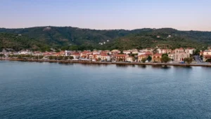 Αεροφωτογραφία του παραθαλάσσιου χωριού Μηλίνα στο Νότιο Πήλιο, με τα σπίτια, την εκκλησία και τον δρόμο δίπλα στα ήρεμα νερά του Παγασητικού.
