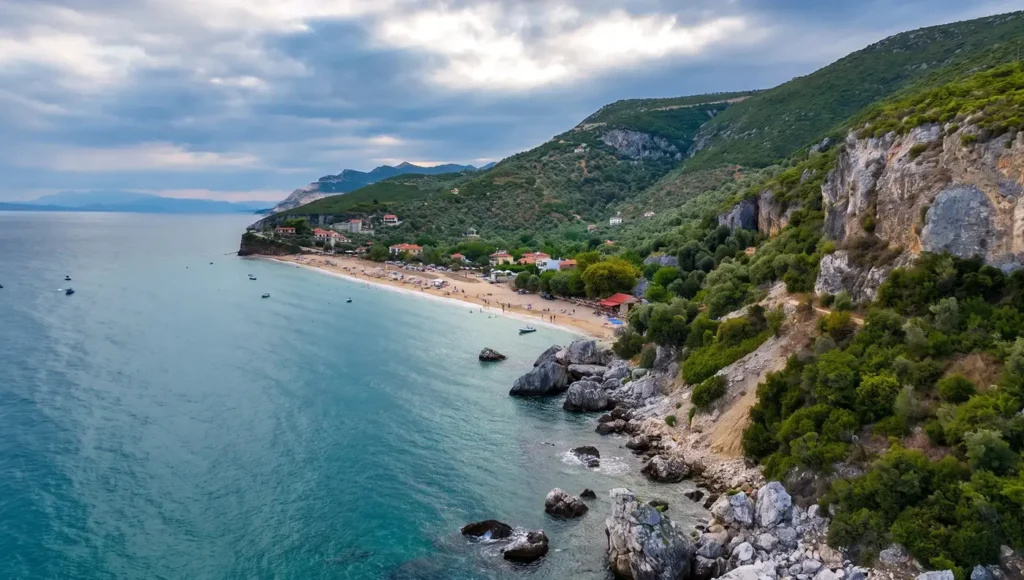 Αεροφωτογραφία της παραλίας Μικρό στο Νότιο Πήλιο, με τη μεγάλη αμμουδιά, τα ήρεμα νερά και τους χαρακτηριστικούς βράχους στην άκρη.