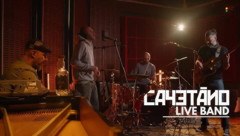 Η Cayetano Live Band Θεσσαλία σε ζωντανή εμφάνιση επί σκηνής, προσφέροντας μια μοναδική οπτικοακουστική εμπειρία.