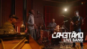Η Cayetano Live Band Θεσσαλία σε ζωντανή εμφάνιση επί σκηνής, προσφέροντας μια μοναδική οπτικοακουστική εμπειρία.