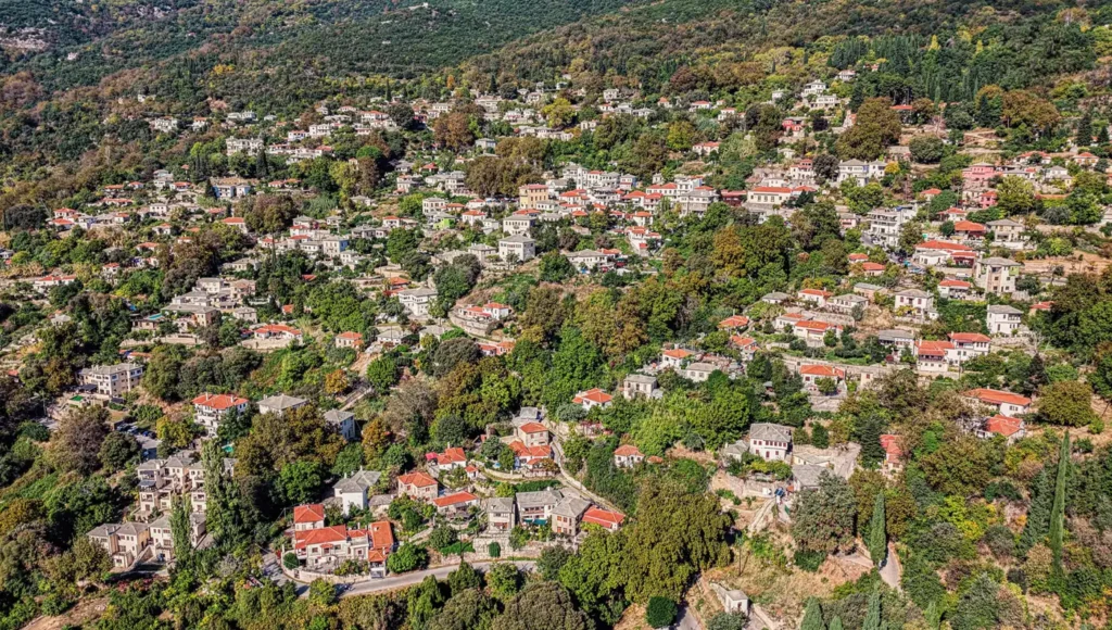 Εναέρια πανοραμική άποψη του οικισμού στις Μηλιές του Πηλίου, με τα παραδοσιακά σπίτια μέσα στο πράσινο.