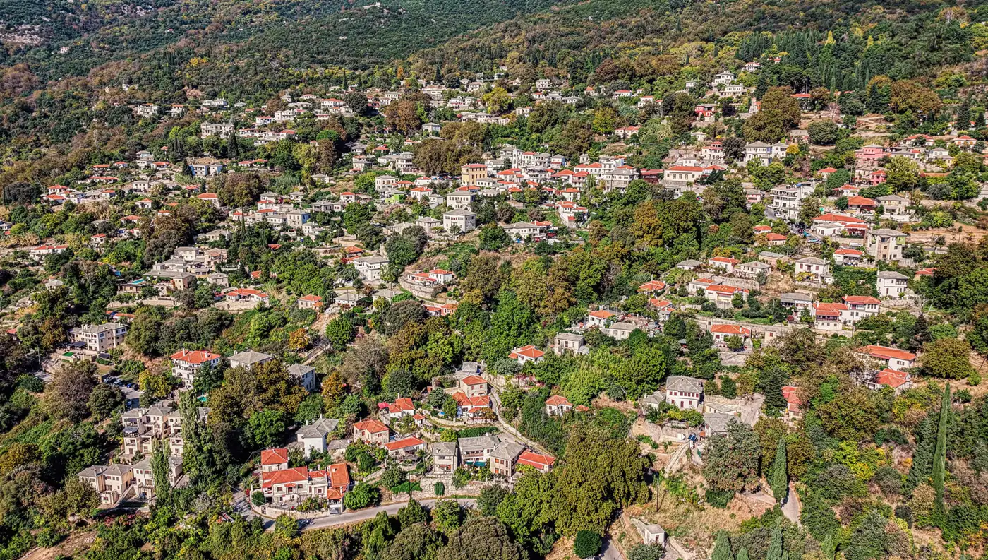 Εναέρια πανοραμική άποψη του οικισμού στις Μηλιές του Πηλίου, με τα παραδοσιακά σπίτια μέσα στο πράσινο.
