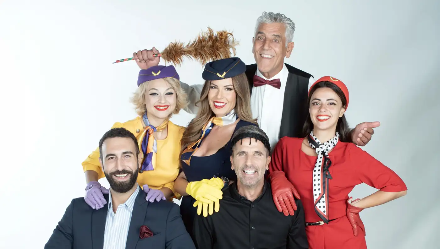 Ο θίασος της παράστασης Πετάει Πετάει Λάρισα Βόλος χαμογελά στον φακό γεμάτος ενέργεια.