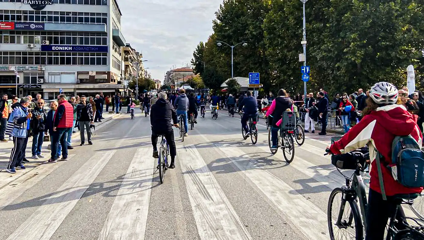 Ποδηλάτες κινούνται σε άδεια από οχήματα λεωφόρο στο κέντρο των Τρικάλων κατά τη διάρκεια του αγώνα.