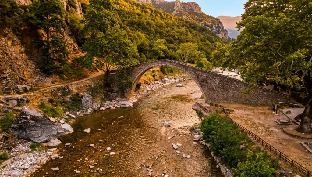 Εναέρια λήψη του πέτρινου, μονότοξου Γεφυριού της Πύλης, το οποίο ενώνει τις κατάφυτες όχθες του Πορταϊκού ποταμού.