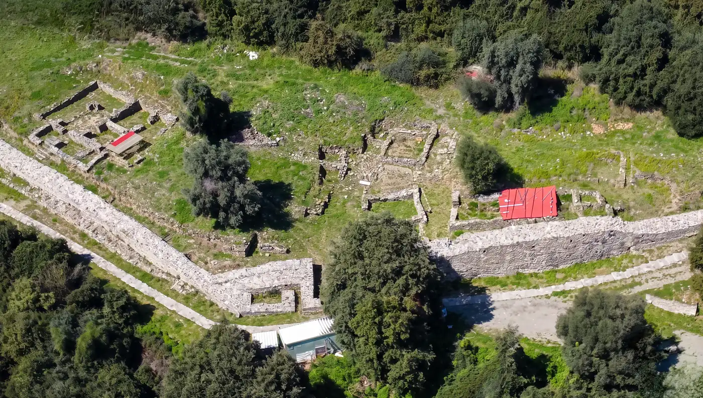 Κοντινή αεροφωτογραφία drone από τα πέτρινα θεμέλια των σπιτιών και τα τείχη στο εσωτερικό του Κάστρου Βελίκας.